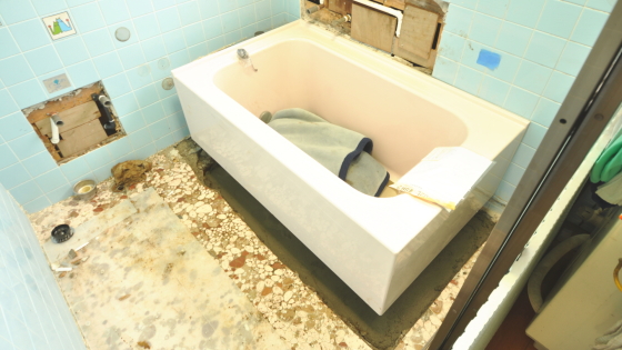 新しいバスタブを搬入・設置
